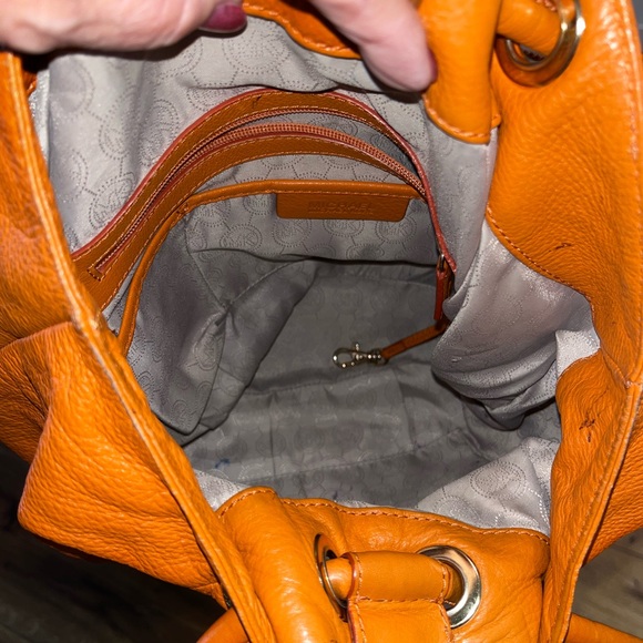 GUC Authentic Michael Kors pebbled leather bucket handbag withh wallet. 13X14 - Picture 5 of 9
